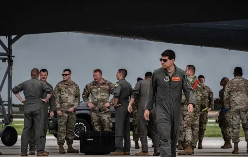 В сеть попали снимки с американскими лётчиками на Гуаме, которых командование может задействовать в бомбардировках Йемена