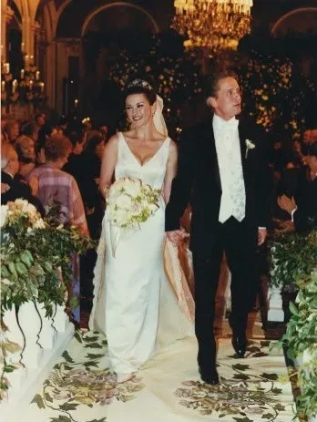 Кэтрин Зета-Джонс показала редкие свадебные фото с Майклом Дугласом в честь 25-й годовщины свадьбы