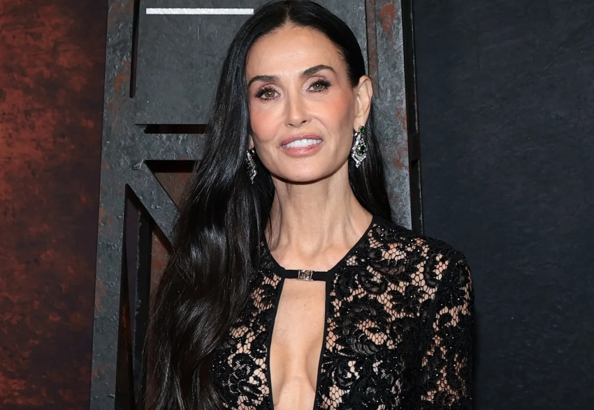 Деми Мур вышла в свет в "голом" платье