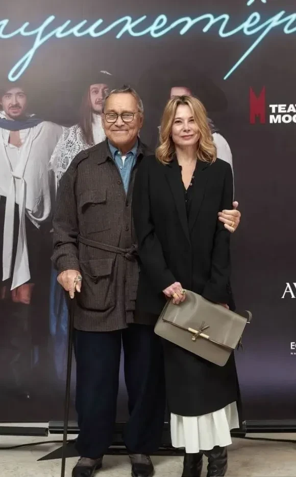 Юлия Высоцкая с мужем Андреем Кончаловским посетили премьеру спектакля "Три мушкетёра"