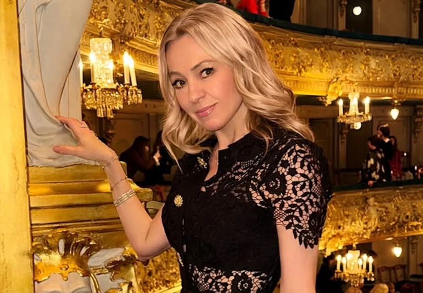 Яна Рудковская и Виктория Шелягова выгуляли кружева и меха в Большом театре и Мариинке