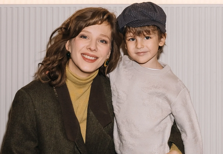 Елизавета Арзамасова с сыном Львом, Тимур Родригез и Катя Кабак с дочерью, Янина Студилина и Владимир Маркони на премьере спектакля "Аленький цветочек"