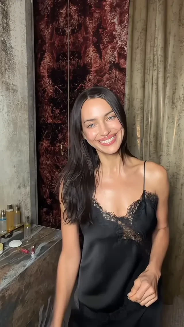 Шуба, оливье и пельмени: Ирина Шейк встретила Новый год в "русском стиле"