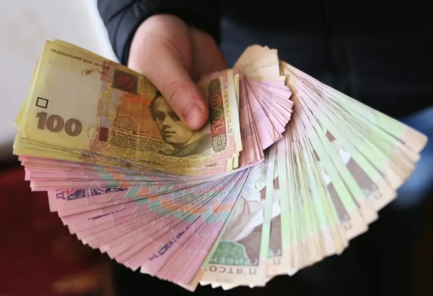 Антирекорд: украинская гривна обновила исторический минимум к доллару