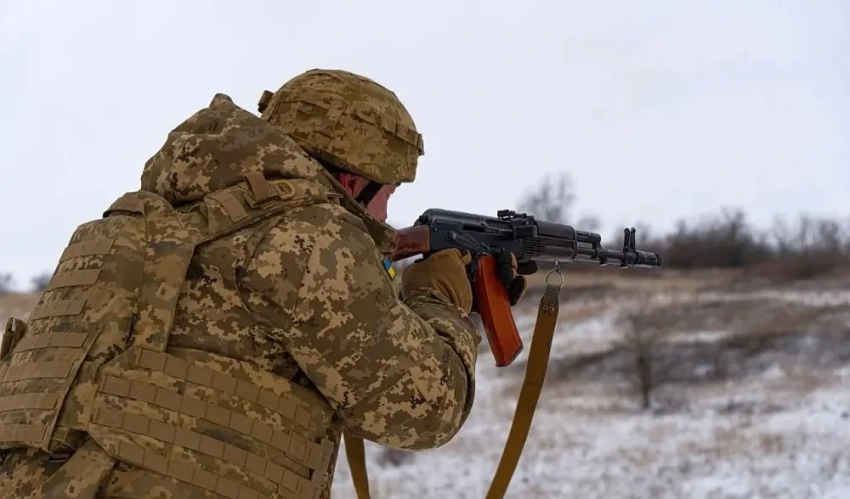 Пленный украинский военнослужащий помог нашим штурмовикам зачистить опорник ВСУ