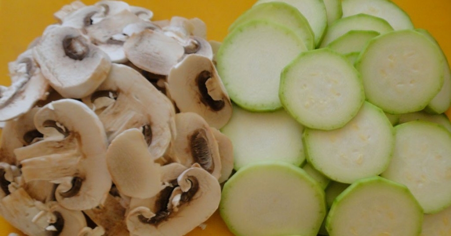 Рецепт вкусной закуски на зиму из кабачков и грибов